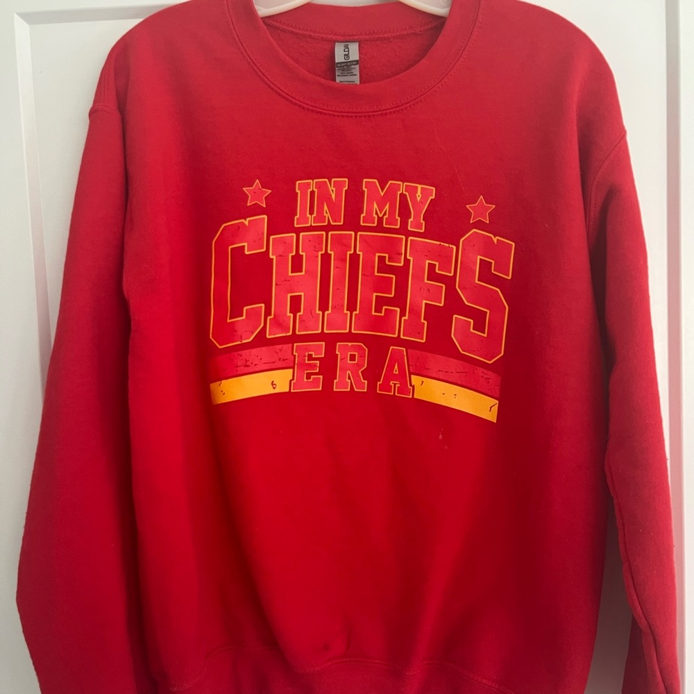 Vibrant Red Crewneck Sweatshirt with Bold Chiefs Design